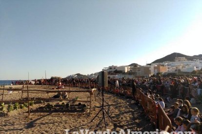 El Desembarco Pirata devuelve el brillo del eterno verano. Cientos de personas abarrotan San José durante la recreación teatral.