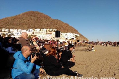 El Desembarco Pirata devuelve el brillo del eterno verano. Cientos de personas abarrotan San José durante la recreación teatral.