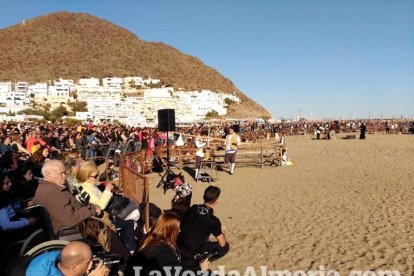 El Desembarco Pirata devuelve el brillo del eterno verano. Cientos de personas abarrotan San José durante la recreación teatral.