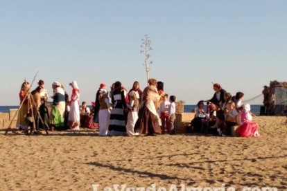 El Desembarco Pirata devuelve el brillo del eterno verano. Cientos de personas abarrotan San José durante la recreación teatral.