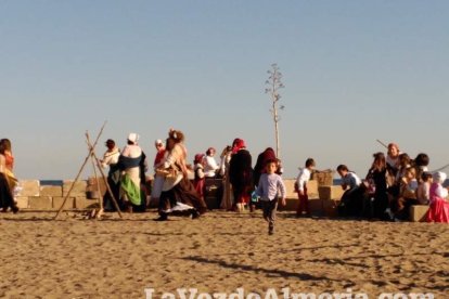 El Desembarco Pirata devuelve el brillo del eterno verano. Cientos de personas abarrotan San José durante la recreación teatral.