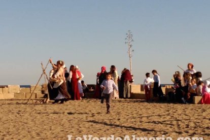 El Desembarco Pirata devuelve el brillo del eterno verano. Cientos de personas abarrotan San José durante la recreación teatral.