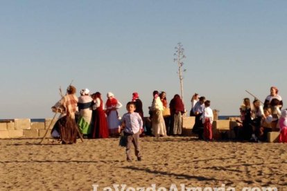 El Desembarco Pirata devuelve el brillo del eterno verano. Cientos de personas abarrotan San José durante la recreación teatral.