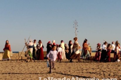 El Desembarco Pirata devuelve el brillo del eterno verano. Cientos de personas abarrotan San José durante la recreación teatral.