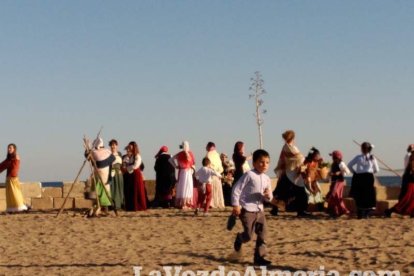 El Desembarco Pirata devuelve el brillo del eterno verano. Cientos de personas abarrotan San José durante la recreación teatral.