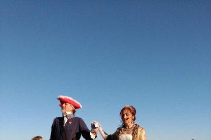 El Desembarco Pirata devuelve el brillo del eterno verano. Cientos de personas abarrotan San José durante la recreación teatral.