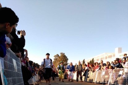 El Desembarco Pirata devuelve el brillo del eterno verano. Cientos de personas abarrotan San José durante la recreación teatral.