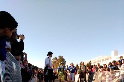 El Desembarco Pirata devuelve el brillo del eterno verano. Cientos de personas abarrotan San José durante la recreación teatral.