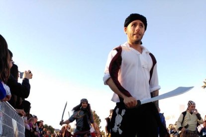 El Desembarco Pirata devuelve el brillo del eterno verano. Cientos de personas abarrotan San José durante la recreación teatral.