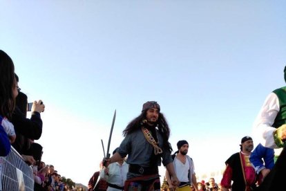 El Desembarco Pirata devuelve el brillo del eterno verano. Cientos de personas abarrotan San José durante la recreación teatral.