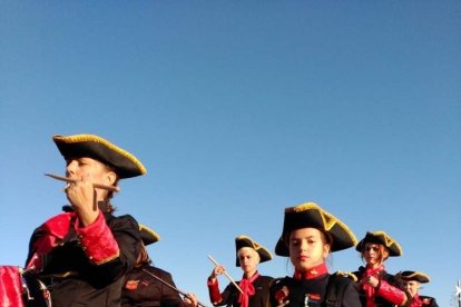 El Desembarco Pirata devuelve el brillo del eterno verano. Cientos de personas abarrotan San José durante la recreación teatral.