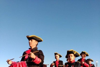 El Desembarco Pirata devuelve el brillo del eterno verano. Cientos de personas abarrotan San José durante la recreación teatral.