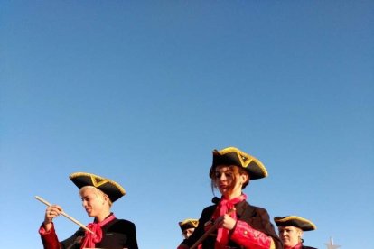 El Desembarco Pirata devuelve el brillo del eterno verano. Cientos de personas abarrotan San José durante la recreación teatral.