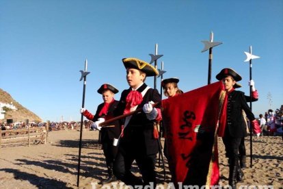 El Desembarco Pirata devuelve el brillo del eterno verano. Cientos de personas abarrotan San José durante la recreación teatral.