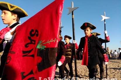 El Desembarco Pirata devuelve el brillo del eterno verano. Cientos de personas abarrotan San José durante la recreación teatral.
