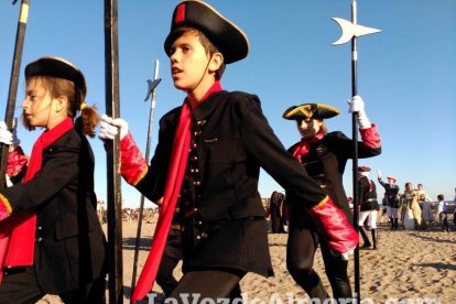 El Desembarco Pirata devuelve el brillo del eterno verano. Cientos de personas abarrotan San José durante la recreación teatral.