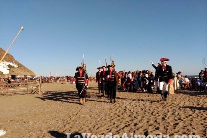 El Desembarco Pirata devuelve el brillo del eterno verano. Cientos de personas abarrotan San José durante la recreación teatral.