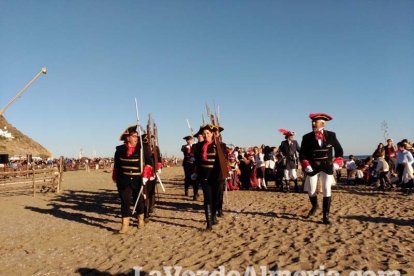 El Desembarco Pirata devuelve el brillo del eterno verano. Cientos de personas abarrotan San José durante la recreación teatral.