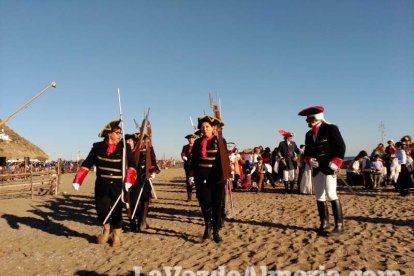El Desembarco Pirata devuelve el brillo del eterno verano. Cientos de personas abarrotan San José durante la recreación teatral.