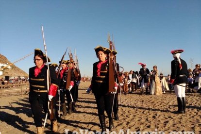 El Desembarco Pirata devuelve el brillo del eterno verano. Cientos de personas abarrotan San José durante la recreación teatral.