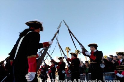 El Desembarco Pirata devuelve el brillo del eterno verano. Cientos de personas abarrotan San José durante la recreación teatral.