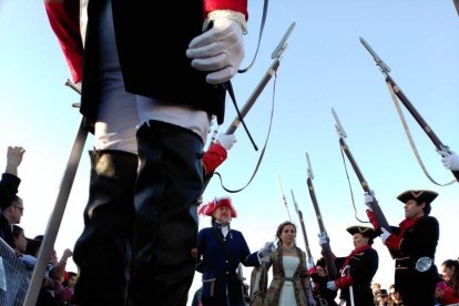 El Desembarco Pirata devuelve el brillo del eterno verano. Cientos de personas abarrotan San José durante la recreación teatral.