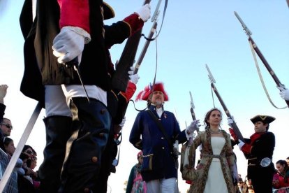 El Desembarco Pirata devuelve el brillo del eterno verano. Cientos de personas abarrotan San José durante la recreación teatral.