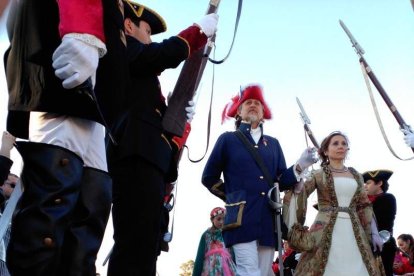 El Desembarco Pirata devuelve el brillo del eterno verano. Cientos de personas abarrotan San José durante la recreación teatral.