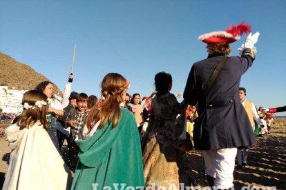 El Desembarco Pirata devuelve el brillo del eterno verano. Cientos de personas abarrotan San José durante la recreación teatral.