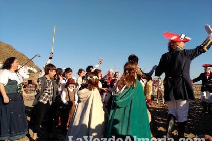 El Desembarco Pirata devuelve el brillo del eterno verano. Cientos de personas abarrotan San José durante la recreación teatral.