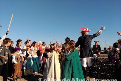 El Desembarco Pirata devuelve el brillo del eterno verano. Cientos de personas abarrotan San José durante la recreación teatral.