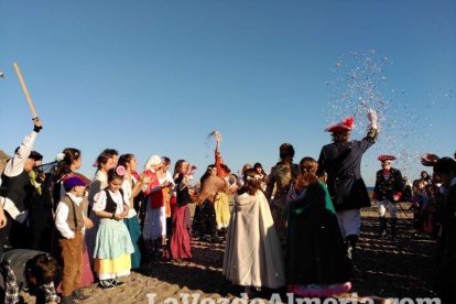 El Desembarco Pirata devuelve el brillo del eterno verano. Cientos de personas abarrotan San José durante la recreación teatral.