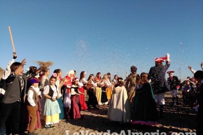 El Desembarco Pirata devuelve el brillo del eterno verano. Cientos de personas abarrotan San José durante la recreación teatral.