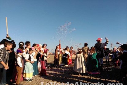 El Desembarco Pirata devuelve el brillo del eterno verano. Cientos de personas abarrotan San José durante la recreación teatral.