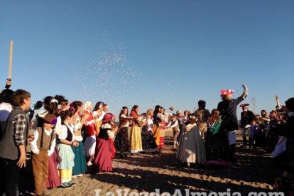 El Desembarco Pirata devuelve el brillo del eterno verano. Cientos de personas abarrotan San José durante la recreación teatral.