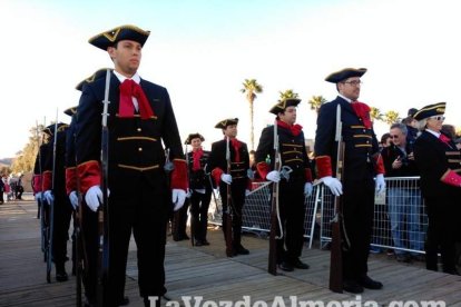 El Desembarco Pirata devuelve el brillo del eterno verano. Cientos de personas abarrotan San José durante la recreación teatral.