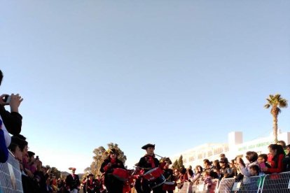 El Desembarco Pirata devuelve el brillo del eterno verano. Cientos de personas abarrotan San José durante la recreación teatral.