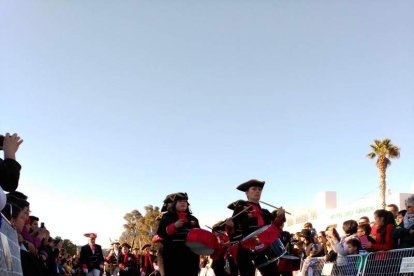 El Desembarco Pirata devuelve el brillo del eterno verano. Cientos de personas abarrotan San José durante la recreación teatral.