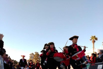 El Desembarco Pirata devuelve el brillo del eterno verano. Cientos de personas abarrotan San José durante la recreación teatral.