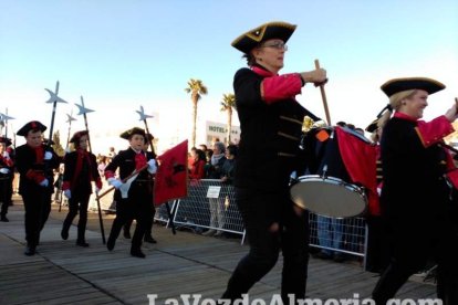 El Desembarco Pirata devuelve el brillo del eterno verano. Cientos de personas abarrotan San José durante la recreación teatral.