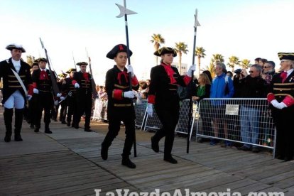 El Desembarco Pirata devuelve el brillo del eterno verano. Cientos de personas abarrotan San José durante la recreación teatral.