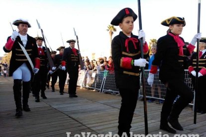 El Desembarco Pirata devuelve el brillo del eterno verano. Cientos de personas abarrotan San José durante la recreación teatral.