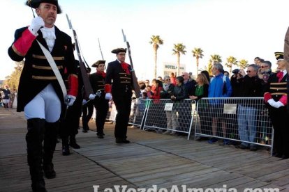 El Desembarco Pirata devuelve el brillo del eterno verano. Cientos de personas abarrotan San José durante la recreación teatral.