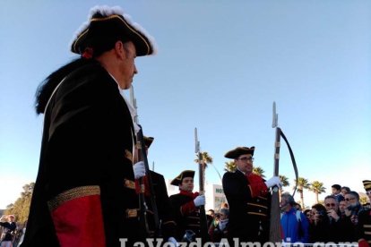 El Desembarco Pirata devuelve el brillo del eterno verano. Cientos de personas abarrotan San José durante la recreación teatral.