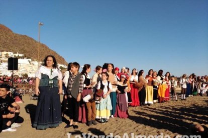 El Desembarco Pirata devuelve el brillo del eterno verano. Cientos de personas abarrotan San José durante la recreación teatral.