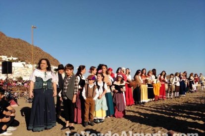 El Desembarco Pirata devuelve el brillo del eterno verano. Cientos de personas abarrotan San José durante la recreación teatral.