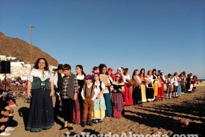 El Desembarco Pirata devuelve el brillo del eterno verano. Cientos de personas abarrotan San José durante la recreación teatral.