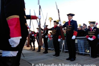 El Desembarco Pirata devuelve el brillo del eterno verano. Cientos de personas abarrotan San José durante la recreación teatral.