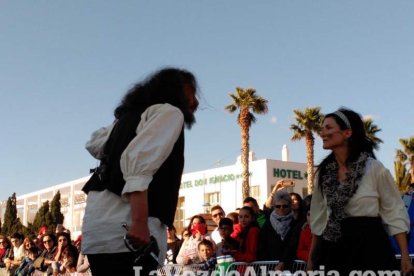 El Desembarco Pirata devuelve el brillo del eterno verano. Cientos de personas abarrotan San José durante la recreación teatral.