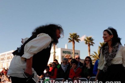 El Desembarco Pirata devuelve el brillo del eterno verano. Cientos de personas abarrotan San José durante la recreación teatral.